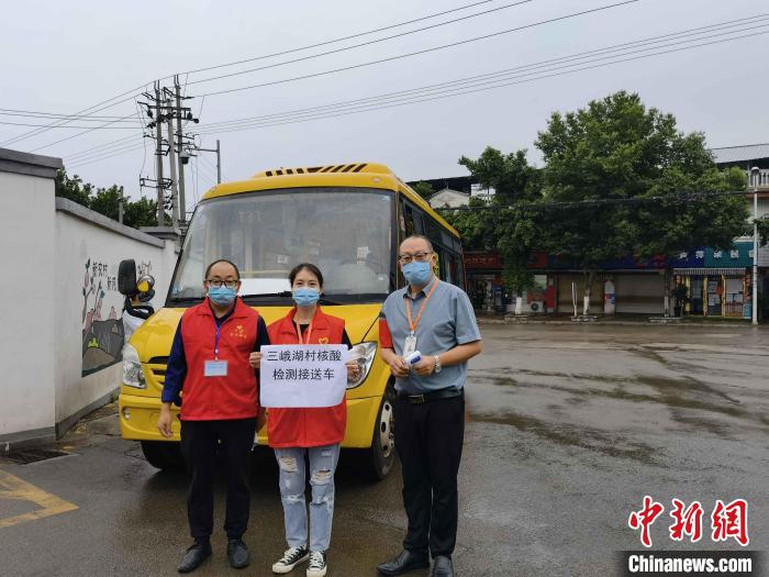成都街頭現(xiàn)“核酸檢測(cè)流動(dòng)服務(wù)公交車”?！〕啥际泄患瘓F(tuán)供圖