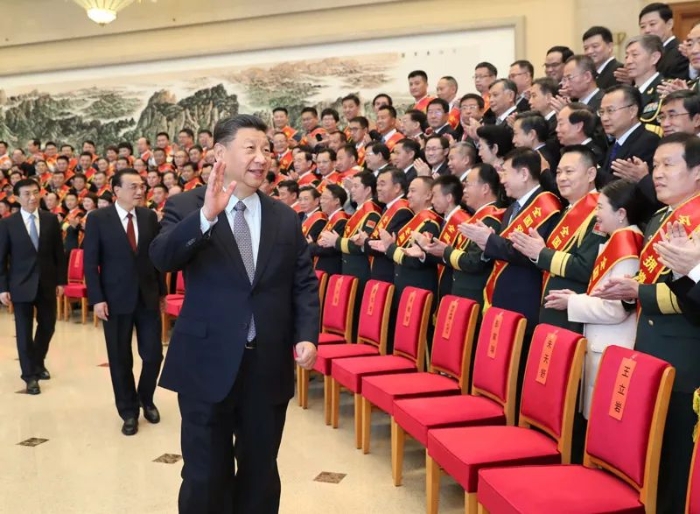 2020年10月20日，黨和國(guó)家領(lǐng)導(dǎo)人習(xí)近平、李克強(qiáng)、王滬寧等在北京會(huì)見(jiàn)全國(guó)雙擁模范城(縣)命名暨雙擁模范單位和個(gè)人表彰大會(huì)代表。新華社記者 黃敬文 攝
