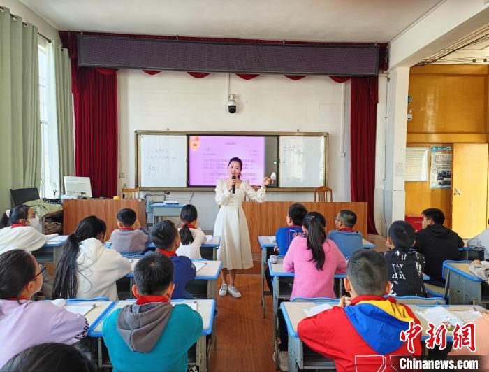 圖為鐘皓老師上課。　受訪者 供圖