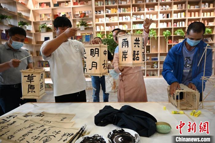 臺胞們一起制作燈籠迎中秋。　劉文華 攝