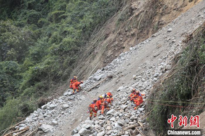李柔拍攝的地震救援畫面?！∈茉L者供圖