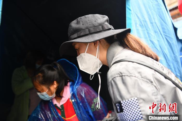 9日上午，李柔在安置點做志愿服務(wù)?！埨?攝