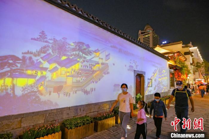 古建筑墻壁上投影出《南都繁會景物圖卷》?！°蟛?攝