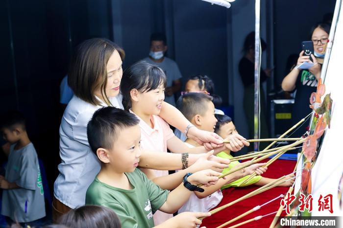 現(xiàn)場(chǎng)，小朋友們體驗(yàn)皮影戲 殷興華 攝