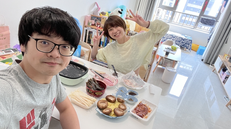 9月10日，臺(tái)青方承暄與男友在北京的新家烤肉過(guò)中秋。受訪者供圖。