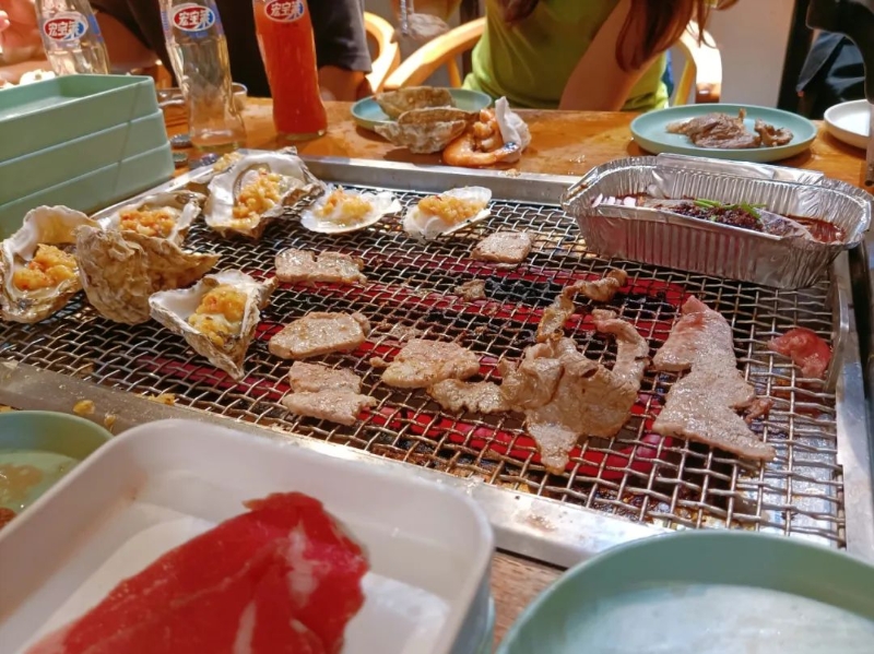 9月10日，臺(tái)生林家萱在北京與朋友一起烤肉慶中秋。受訪者供圖。