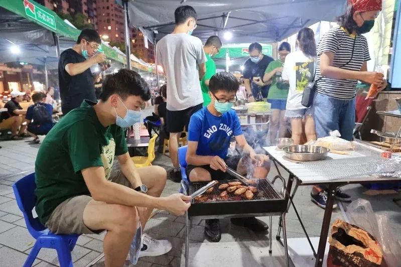 9月10日中秋節(jié)，臺(tái)灣臺(tái)北市民在大葉高島屋廣場(chǎng)烤肉。圖片來(lái)源：臺(tái)灣聯(lián)合新聞網(wǎng)