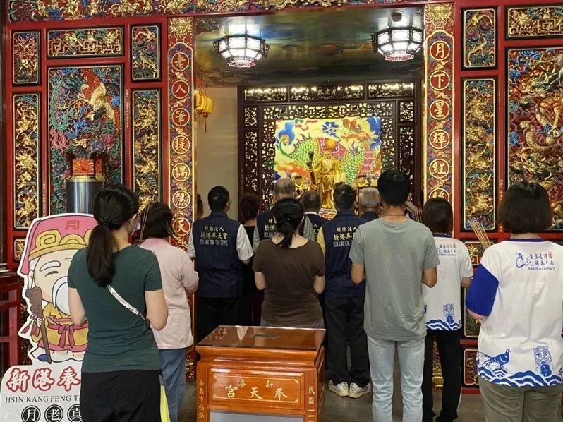 9月10日，嘉義縣新港奉天宮中，未婚善男信女祭拜月老。圖片來(lái)源：臺(tái)灣聯(lián)合新聞網(wǎng)