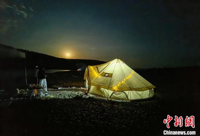 圖為中秋夜，游客露營賞月。　巴特爾　攝
