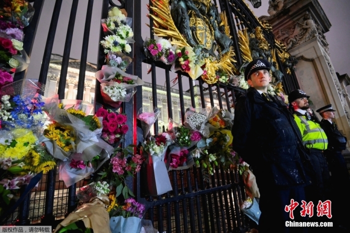 當地時間9月8日，英國女王伊麗莎白二世逝世，享年96歲。伊麗莎白二世生于1926年，于1952年繼承王位，是英國歷史上在位時間最長的君主。當天，大批民眾來到白金漢宮外進行悼念。圖為白金漢宮門前插滿鮮花。