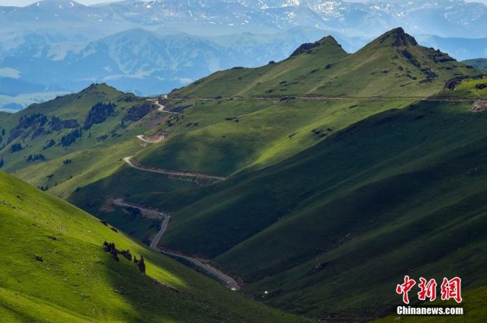 順著群山峭壁蜿蜒的獨庫公路。 <a target='_blank' href='/'>中新社</a>記者 劉新 攝