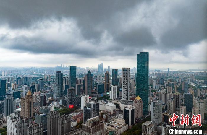 13日，受臺(tái)風(fēng)“梅花”外圍影響的南京上空?！°蟛?攝