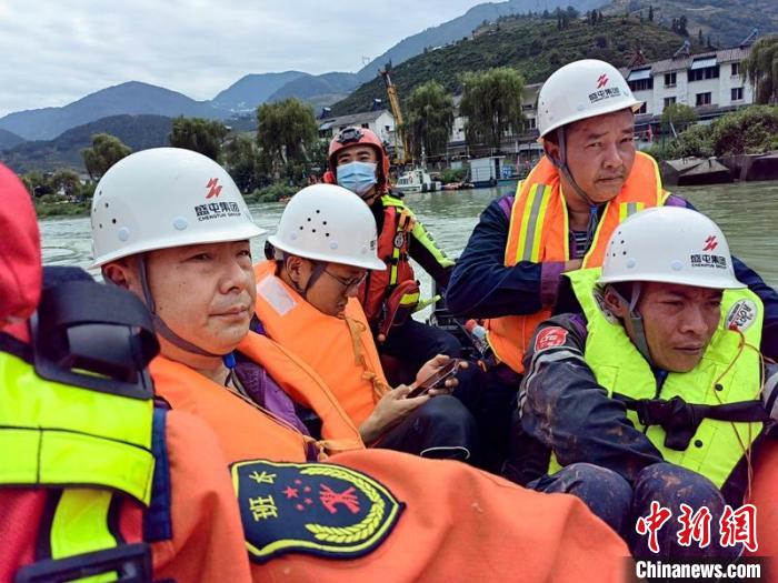 消防救援力量用沖峰舟送盛屯集團(tuán)人員前往挖角村。　鄭竺青 攝