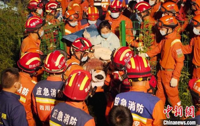 新民鄉(xiāng)碼頭消防員與多方救援力量一起運(yùn)送傷員?！∴嶓们?攝