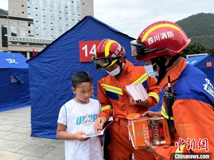 消防員深入集中安置點(diǎn)開展消防安全宣講工作?！∴嶓们?攝