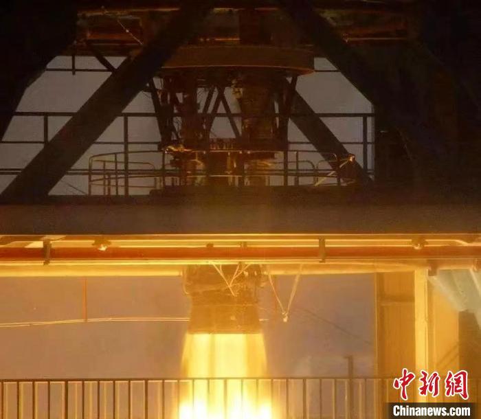 圖為液體火箭發(fā)動機進行試驗?！『教炜萍剂汗﹫D