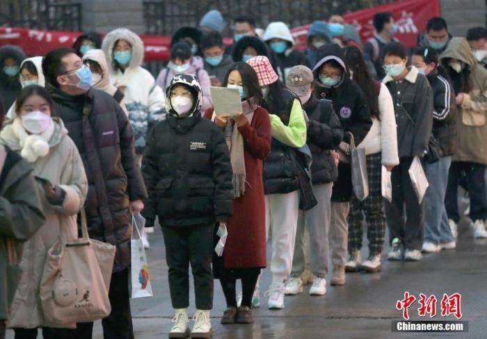 資料圖：考生在陜西省西安市的西安醫(yī)學(xué)院考點外等待入場。 <a target='_blank' href='/'>中新社</a>記者 張遠 攝