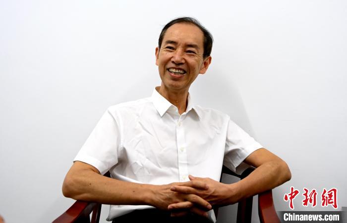 長泰區(qū)老科協(xié)會(huì)長薛明發(fā)講述兩岸同名村交流故事?！埥鸫?攝