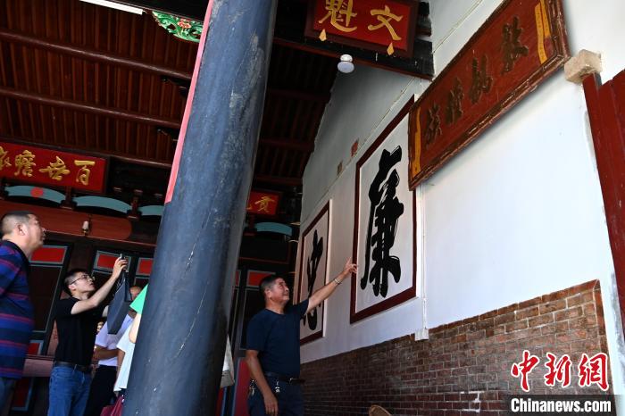 山重村薛氏家廟內(nèi)懸掛著臺(tái)灣宗親贈(zèng)送的“敦親睦族”牌匾?！埥鸫?攝