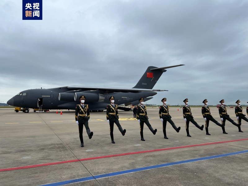 第九批在韓中國人民志愿軍烈士遺骸交接儀式當(dāng)?shù)貢r間9月16日上午在韓國仁川國際機(jī)場舉行。（圖源：央視新聞）
