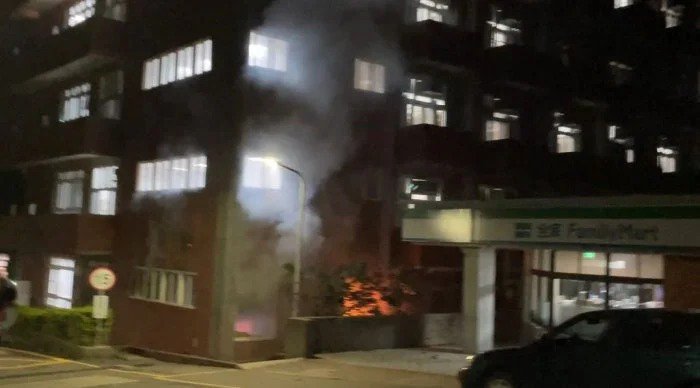 臺灣銘傳大學龜山校區(qū)學校餐廳15日晚11時許發(fā)生瓦斯外泄氣爆，消防隊趕抵撲滅灌救，16日凌晨近1時才排除狀況。 圖片來源：臺灣《聯(lián)合報》