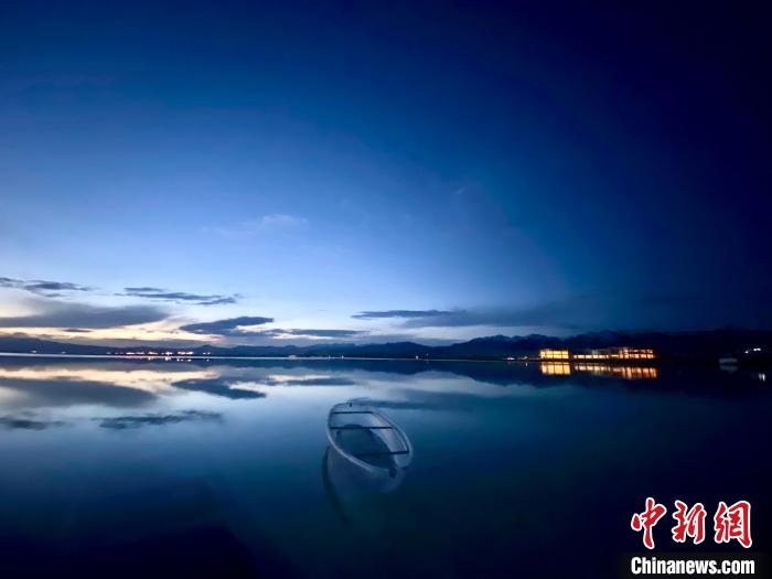 圖為茶卡天空壹號(hào)景區(qū)?！±罱瓕?攝