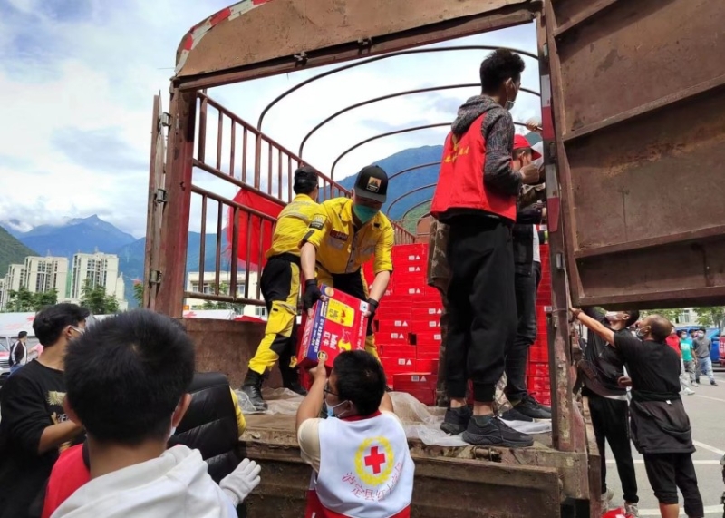 公羊救援隊搬運救災(zāi)物資。民建四川省委供圖