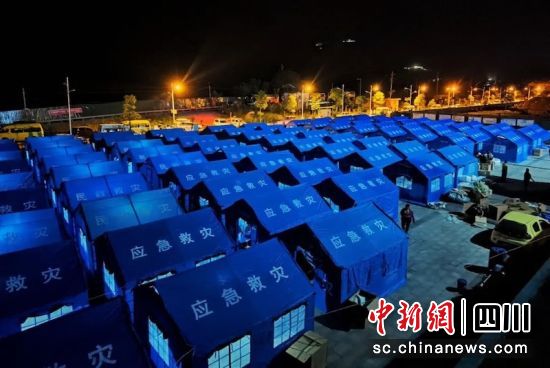 迅速下達(dá)救災(zāi)資金，設(shè)置地震臨時(shí)安置點(diǎn)。四川省財(cái)政廳 供圖