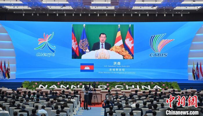 圖為柬埔寨首相洪森在第19屆中國—東盟博覽會、中國—東盟商務(wù)與投資峰會開幕大會上發(fā)表視頻致辭?！∮峋浮z