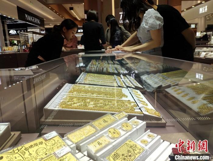 資料圖：民眾在福州一商場購買黃金飾品。 <a target='_blank' href='/'>中新社</a>記者 呂明 攝