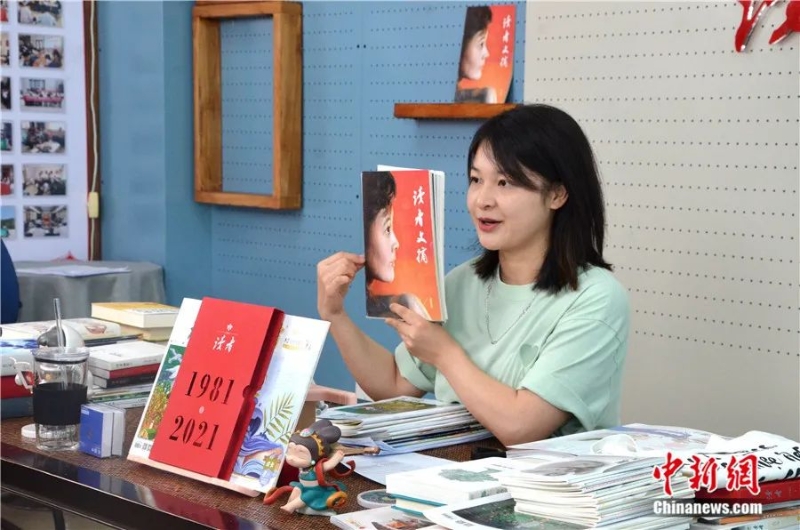讀者出版集團(tuán)工作人員在直播間介紹《讀者文摘》歷史。近年來，該集團(tuán)探路“線上時(shí)代”。李亞龍 攝