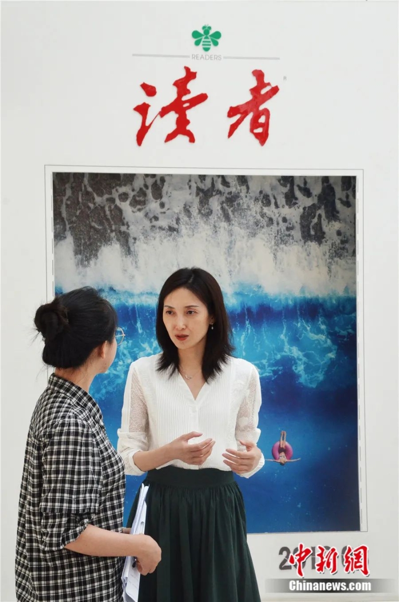 讀者雜志社副社長(zhǎng)、副總編輯陳天竺(右)接受<a target='_blank' href='/'>中新社</a>記者采訪。李亞龍 攝