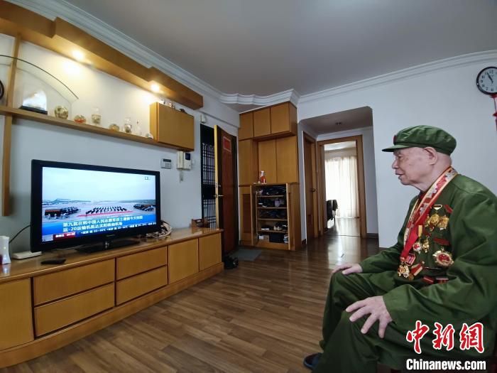 漳州抗美援朝老兵張宜順觀看直播?！≌闹菔型艘圮娙耸聞?wù)局供圖