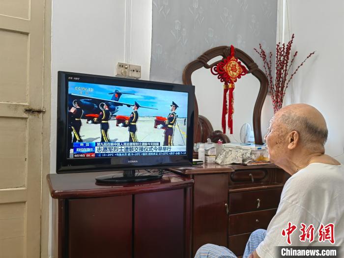 薌城區(qū)抗美援朝老兵魯毓桂觀看直播?！≌闹菔型艘圮娙耸聞?wù)局供圖