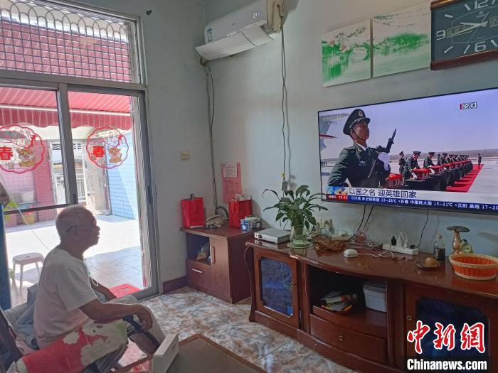 漳州干休所離休老干部黃應(yīng)誠(chéng)觀看直播。　漳州市退役軍人事務(wù)局供圖