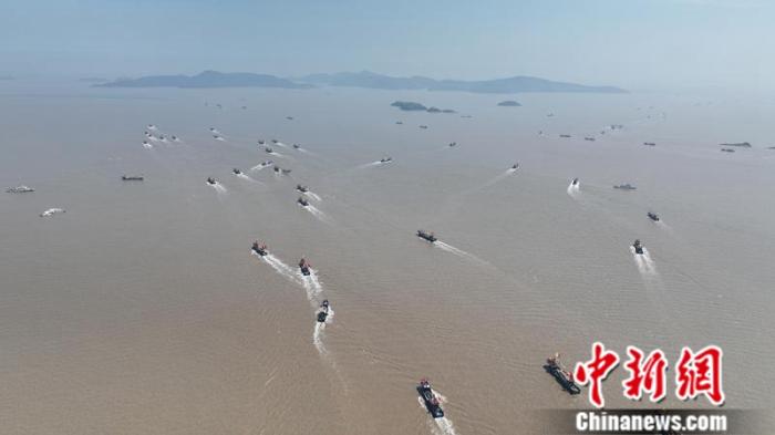 象山漁船出?，F(xiàn)場(chǎng)。王剛 攝