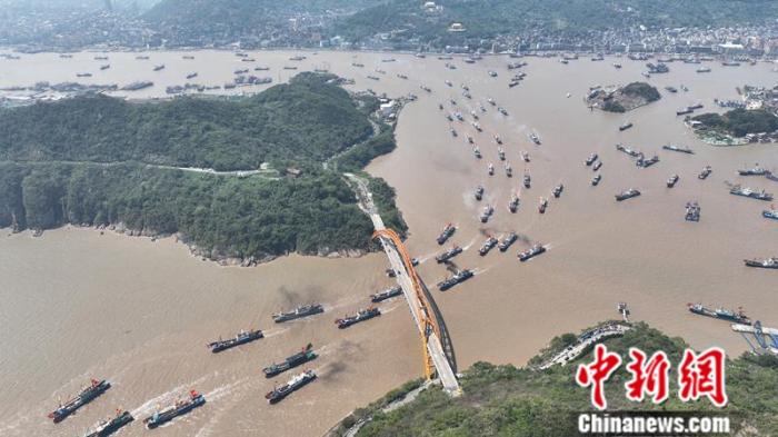 漁船駛離石浦港。王剛 攝