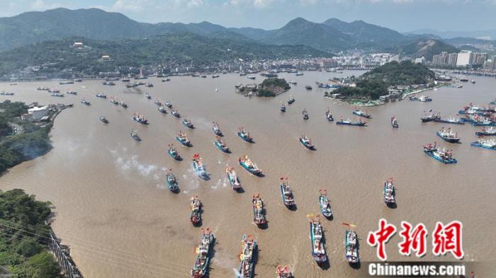 漁船駛離石浦港。王剛 攝
