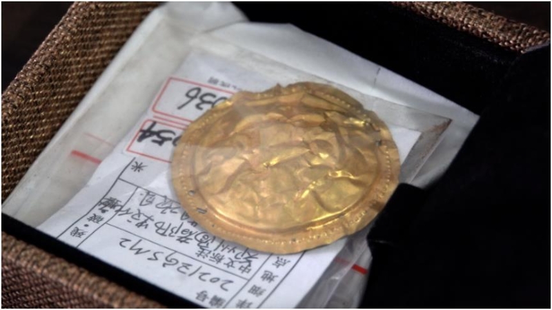 這是鄭州商城遺址高等級(jí)貴族墓M2中出土的金泡。新華社記者袁月明攝