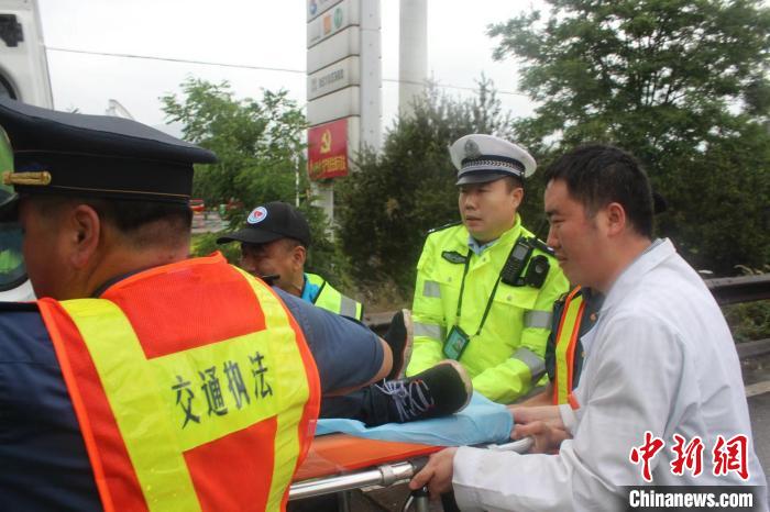 以人為本，組織救助交通事故受傷人員。　陸祁國 攝