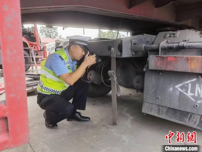 細(xì)致入微，勘驗(yàn)事故車輛車體痕跡?！」鶟嵎?攝