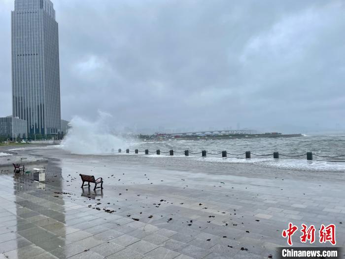 圖為“梅花”到來(lái)，海面上刮起大風(fēng)卷起大浪。　王斯文 攝