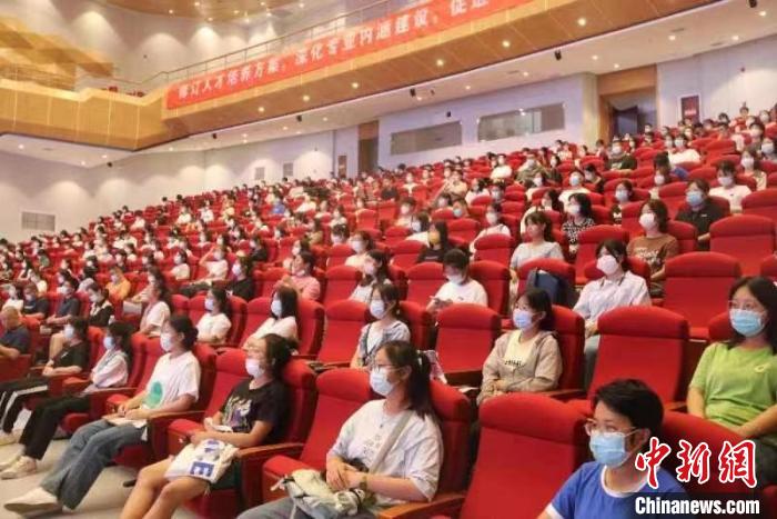 天津中醫(yī)藥大學2022級全體本科生、研究生通過現(xiàn)聆聽和視頻直播的形式參加了學習 天津中醫(yī)藥大學供圖