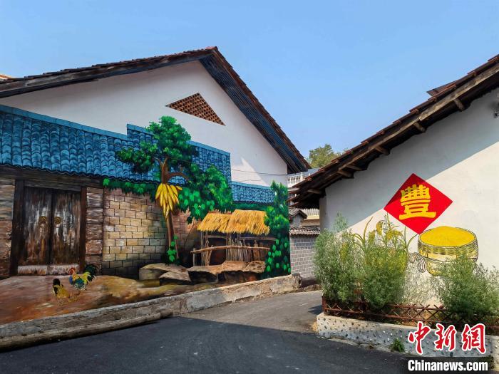龍池村一幅幅特色農(nóng)耕墻畫?！∽T雅麗 攝