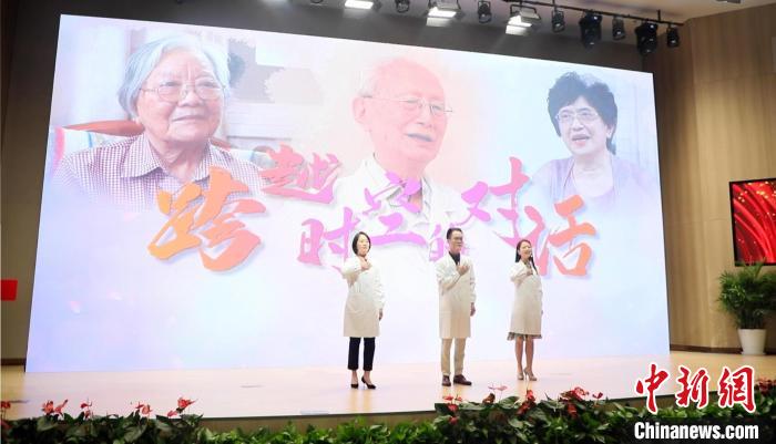 國婦嬰的三位青年員工與莊留琪、王雅蓀、李國維三位老職工開展了一場“跨越時(shí)空的對話” 。　國婦嬰供圖