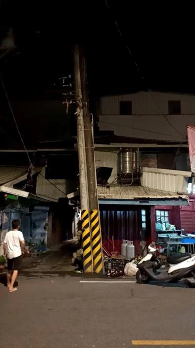 花蓮南區(qū)玉里鎮(zhèn)受地震影響，有電線桿位移。圖片來源：臺(tái)灣聯(lián)合報(bào) 玉里鎮(zhèn)公所提供