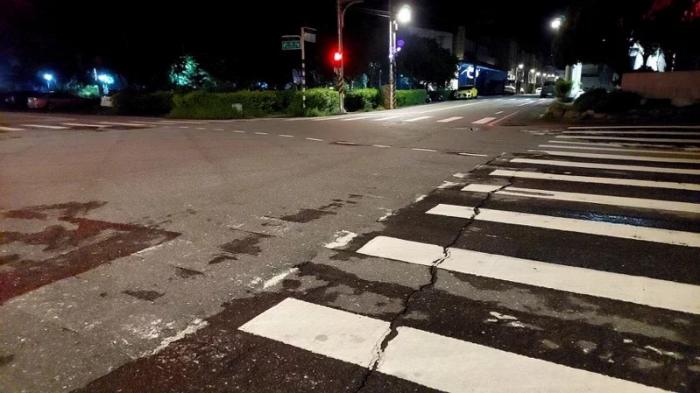 花蓮南區(qū)玉里鎮(zhèn)受地震影響，多條道路龜裂。圖片來源：臺(tái)灣聯(lián)合報(bào) 玉里鎮(zhèn)公所提供