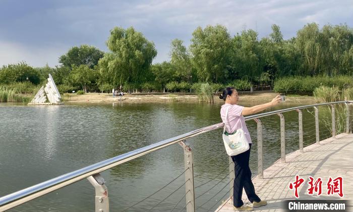 市民在永定河休閑森林公園游玩?！⌒戽?攝