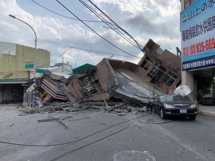花蓮玉里鎮(zhèn)一處7-11樓房倒塌，警方表示傷亡未明。圖片來源：臺(tái)灣“中央社” 
