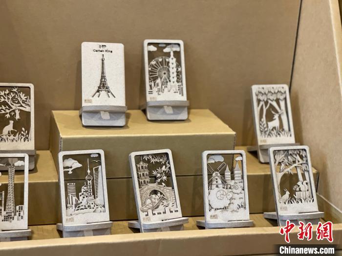 莊世賢將溧水文化和“紙箱王”相結(jié)合，用瓦楞紙打造出獨(dú)具特色的“紙上世界”。　徐珊珊 攝